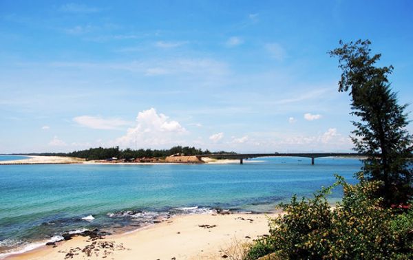 Săn vé máy bay giá rẻ thưởng thức ẩm thực thành cổ Quảng Trị